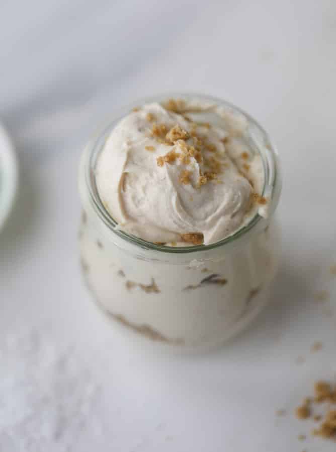 peanut butter crumble yogurt parfaits I howsweeteats.com #peanutbutter #greekyogurt #parfait #breakfast #dessert