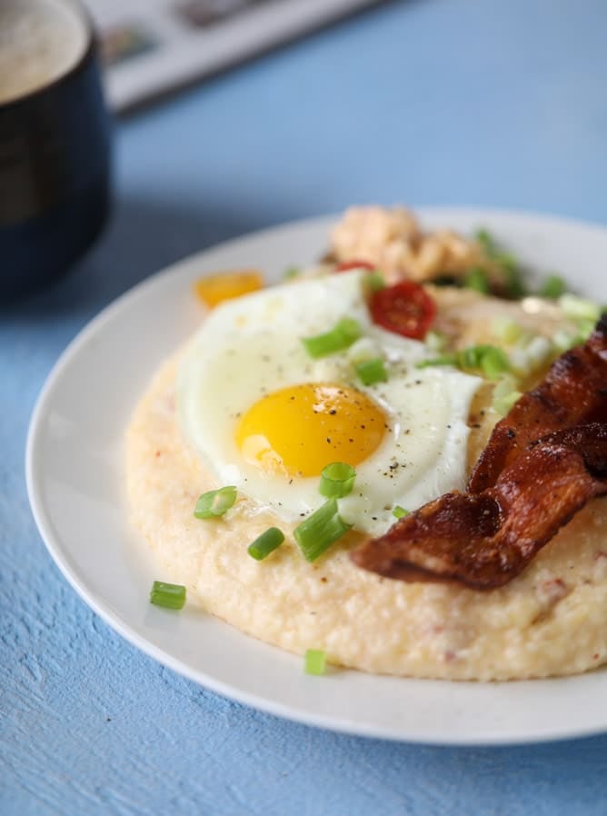 pimento cheese brunch grits I howsweeteats.com #pimentocheese #brunch #breakfast #grits #bacon #kentuckyderby
