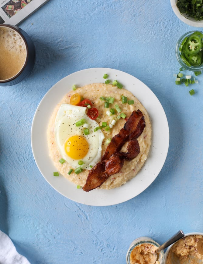 pimento cheese brunch grits I howsweeteats.com #pimentocheese #brunch #breakfast #grits #bacon #kentuckyderby