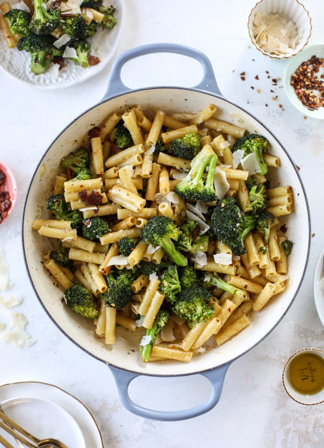 This is the easiest weeknight bacon broccoli pasta that can come together in minutes! Super flavorful and filled with crispy bacon, fresh broccoli, shaved parmesan and crushed red pepper, it's delicious on its own or as a base for more veggies or meat! I howsweeteats.com #bacon #broccoli #pasta #easy #dinner #recipes