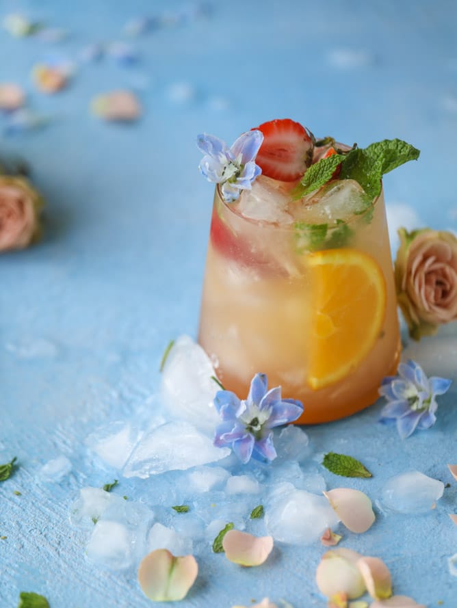 minted mimosa punch I howsweeteats.com #mimosa #punch #orangejuice #cocktails #champagne