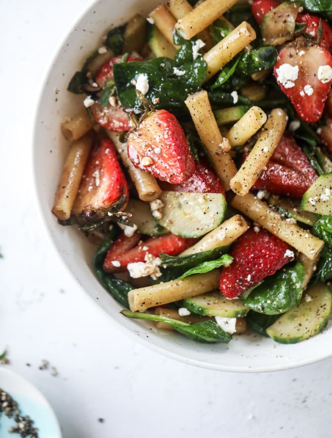 black pepper balsamic strawberry pasta salad I howsweeteats.com #strawberry #pasta #salad #spinach #goatcheese