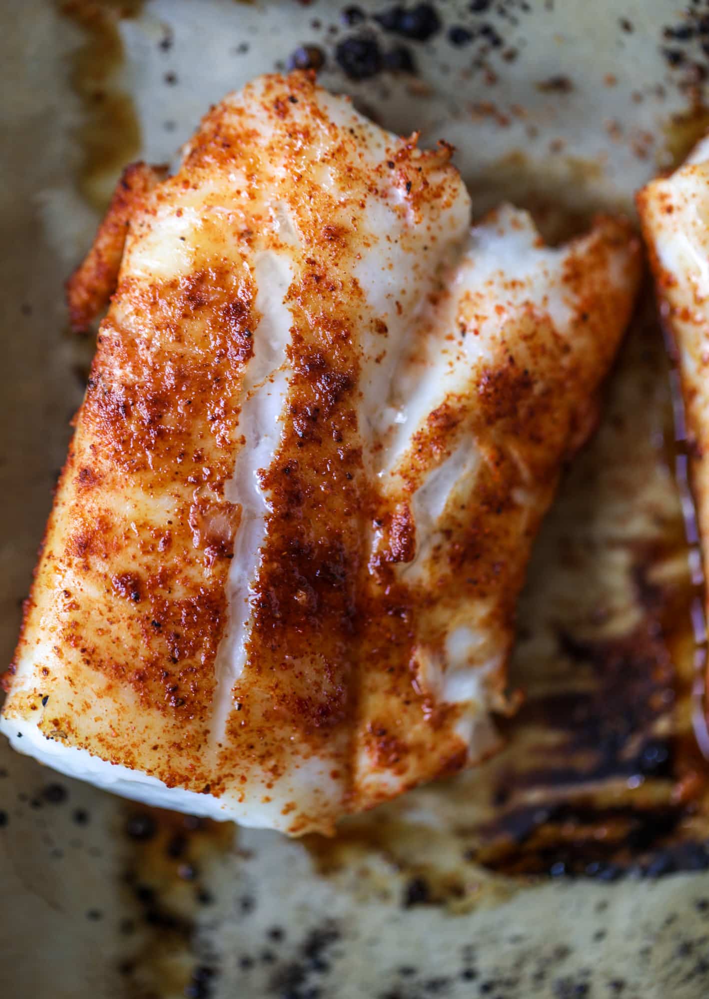 These fish taco bowls are an amazing weeknight meal idea! Napa cabbage for the base, a homemade chipotle crema, avocado, mango pico de gallo, spicy broiled white fish and lots of lime. Major flavor explosion and so easy too! I howsweeteats.com #fish #taco #bowls #spicy #healthy #dinner
