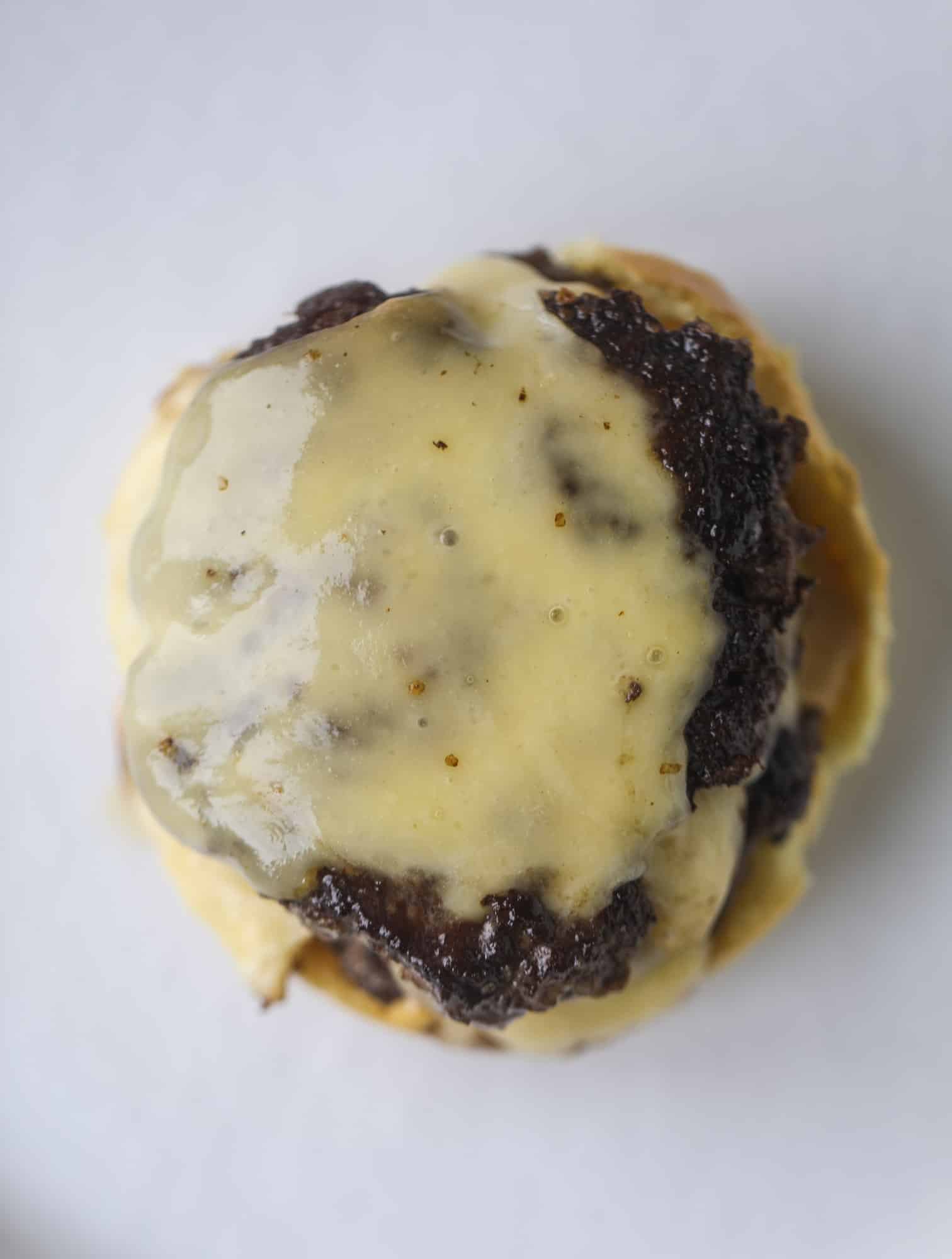 These smash burgers are to die for! All you need are a few ingredients and 30 minutes to make these smash burgers happen. Topped with melty smoked gouda and topped with a creamy, tangy house sauce, these are the best burgers ever! I howsweeteats.com #smash #burgers #smoked #gouda #special #sauce