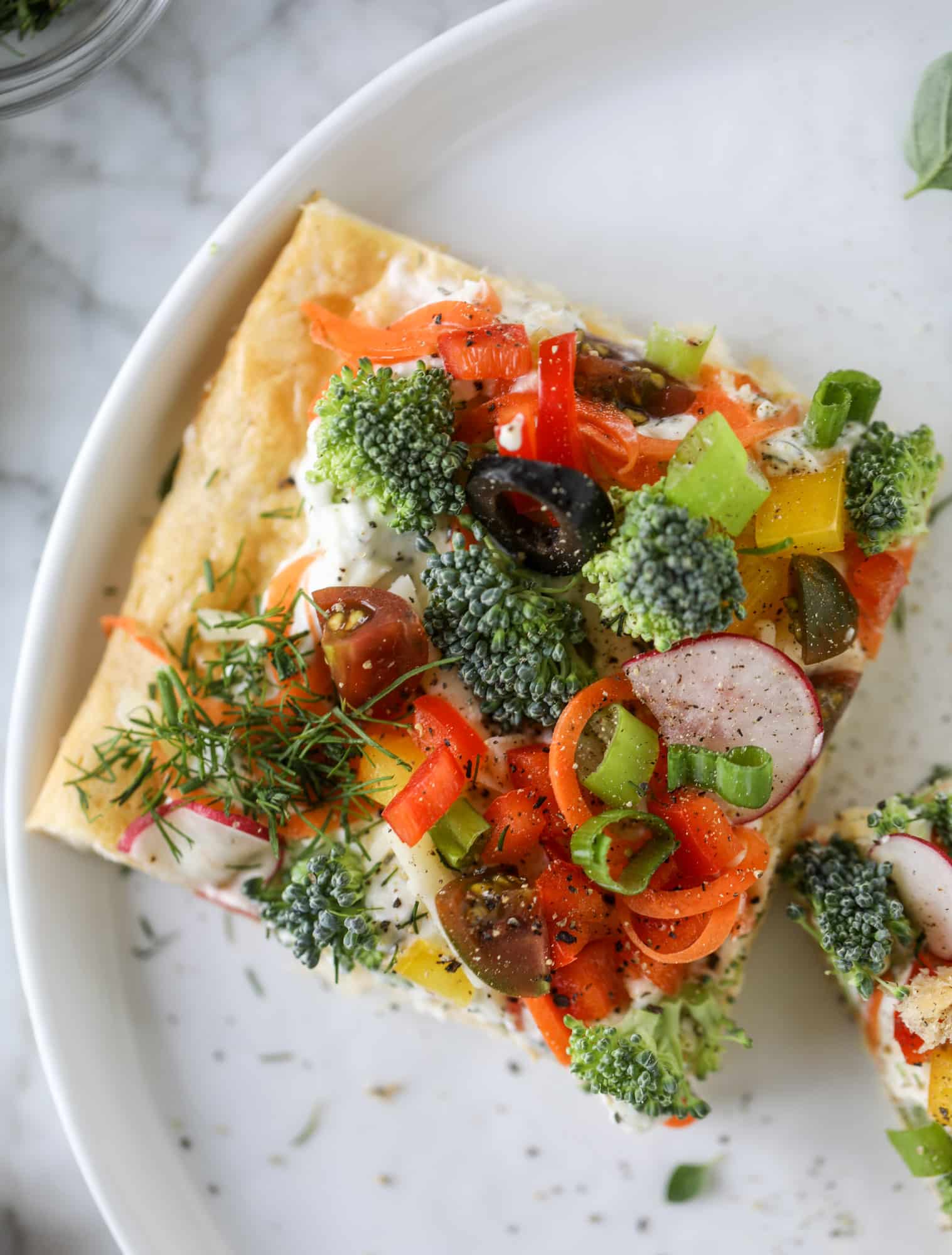 My mom's classic appetizer, the old school veggie pizza, is perfect for summer parties both indoor and out! A flaky pastry crust, a flavorful mascarpone greek yogurt base and tons of fresh chopped vegetables on top. It's a winning combination! I howsweeteats.com #veggie #pizza #appetizer #summer #crescentrolls #greekyogurt