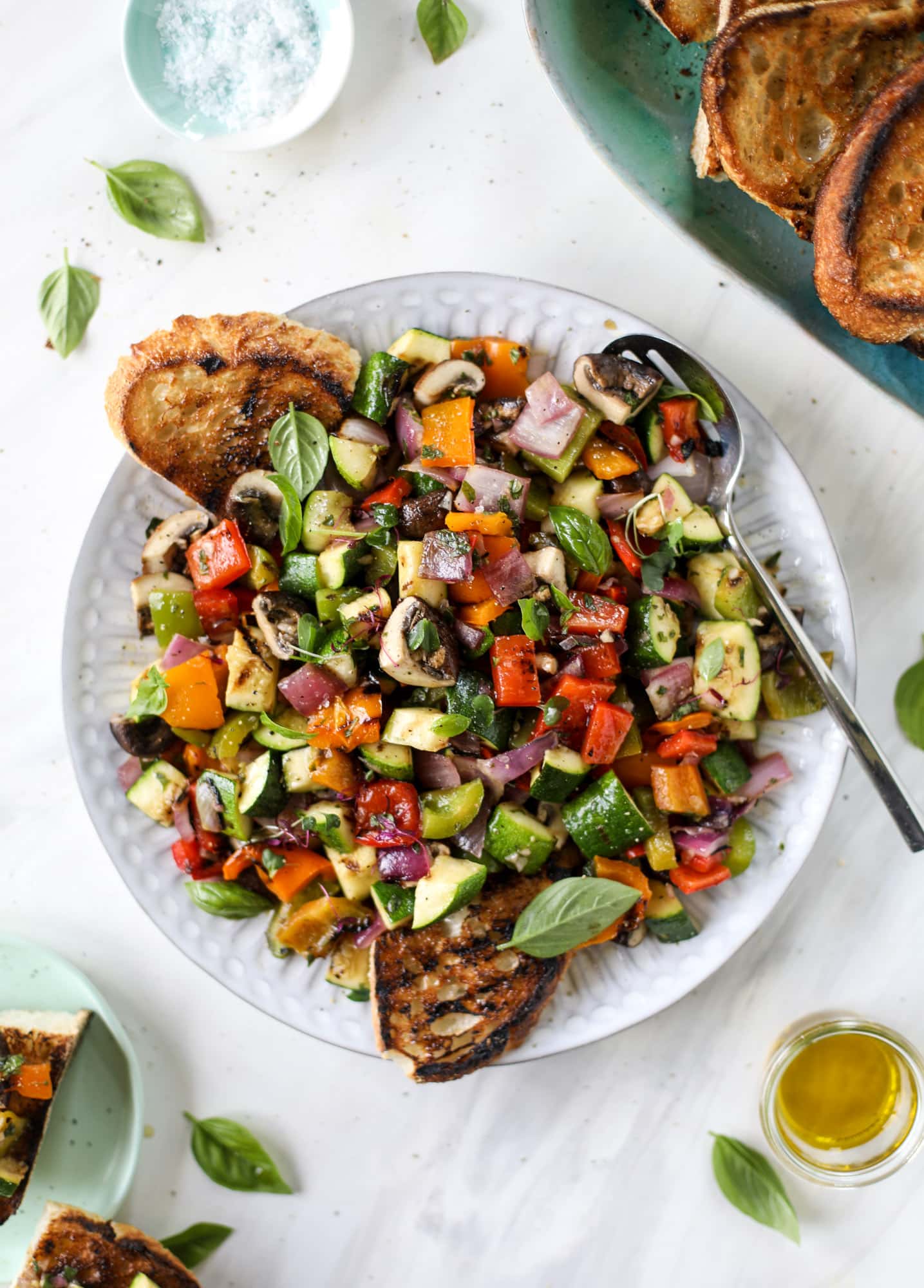These are the best grilled vegetables ever! You grill your veggies and chop them into the perfect bite, then drizzle them with a fabulous fresh basil vinaigrette. Delish! It doesn't end there; serve these with grilled garlic toast and everyone will freak! I howsweeteats.com #best #grilled #vegetables #veggies #basil #bread