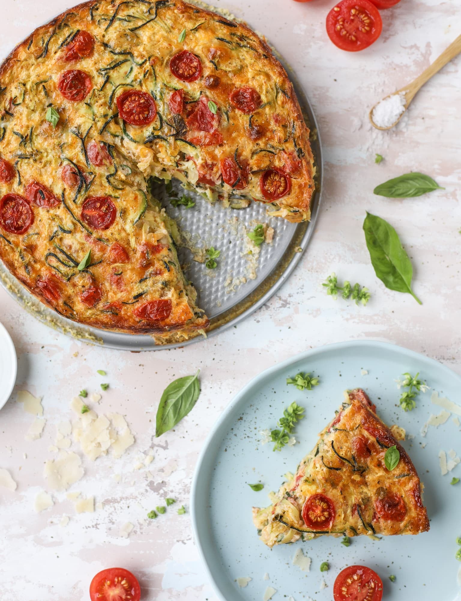 This zucchini pie recipes is absolutely divine and perfect for breakfast or dinner! Completely with garlic and blistered tomatoes, it combines cheese and egg to make a to-die-for frittata-like dish that can be eaten hot or cold! I howsweeteats.com #zucchini #pie #tomatoes #eggs #recipes #garden #summer