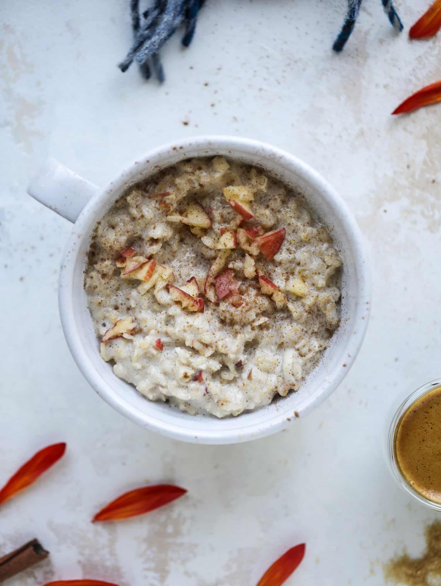 This oatmeal latte recipe is the best of both worlds! Creamy, dreamy apple cinnamon oatmeal combined with freshly brewed espresso makes for the best breakfast every. Satisfying and caffeinating! I howsweeteats.com #oatmeal #latte #apple #cinnamon #breakfast #coffee