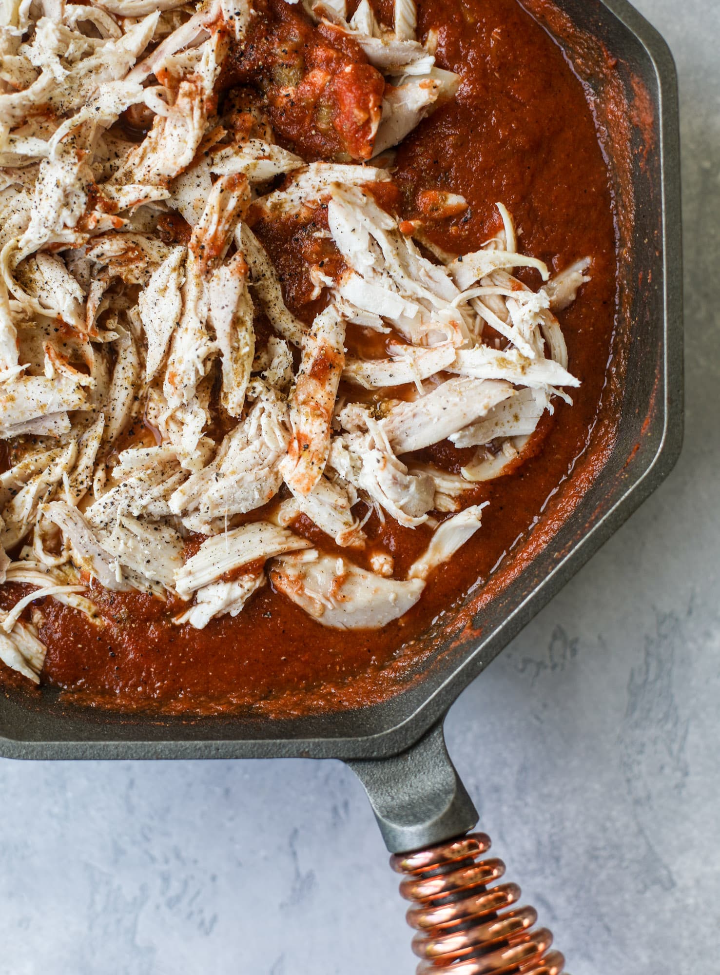 This skillet of fire roasted chicken chilaquiles is so easy, flavorful and delicious! A quick blender sauce made with fire roasted tomatoes, shredded chicken, lots of tortilla chips and your favorite toppings. Give me all the cheese and guacamole! I howsweeteats.com #chicken #chilaquiles #recipe #easy #dinner