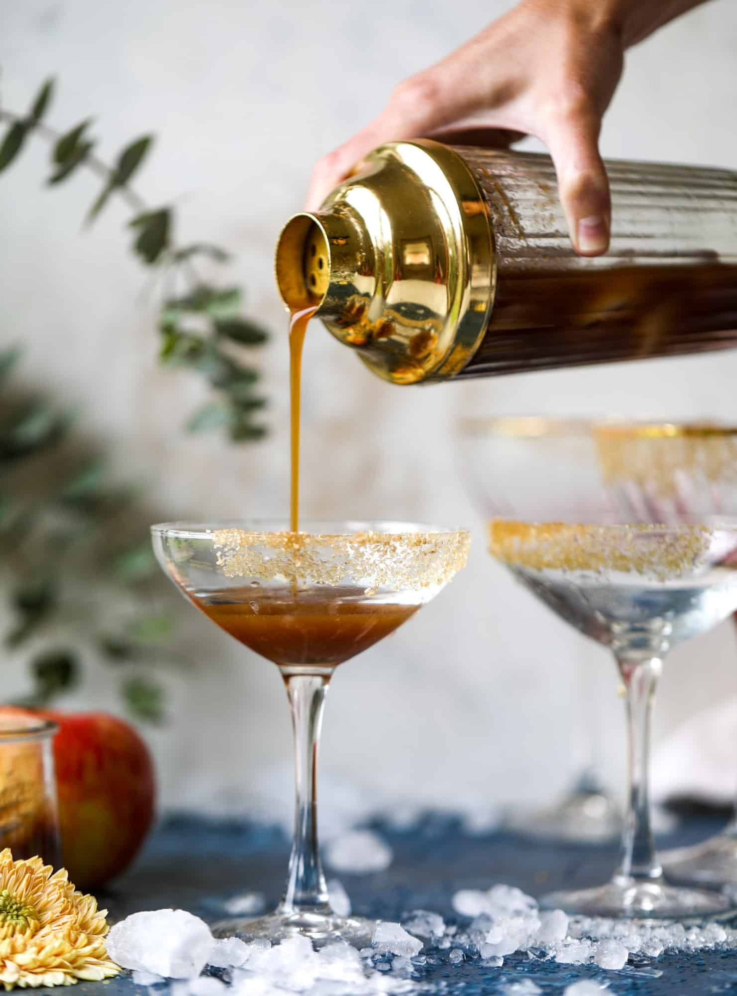 This apple butter cocktail is perfect for the fall season and incredible delicious! It's super simple too: you need apple butter, bourbon and ginger ale or ginger beer. A cinnamon sugar rim and a fig garnish make it super pretty. YUM. I howsweeteats.com #apple #butter #cocktail #bourbon #fizz
