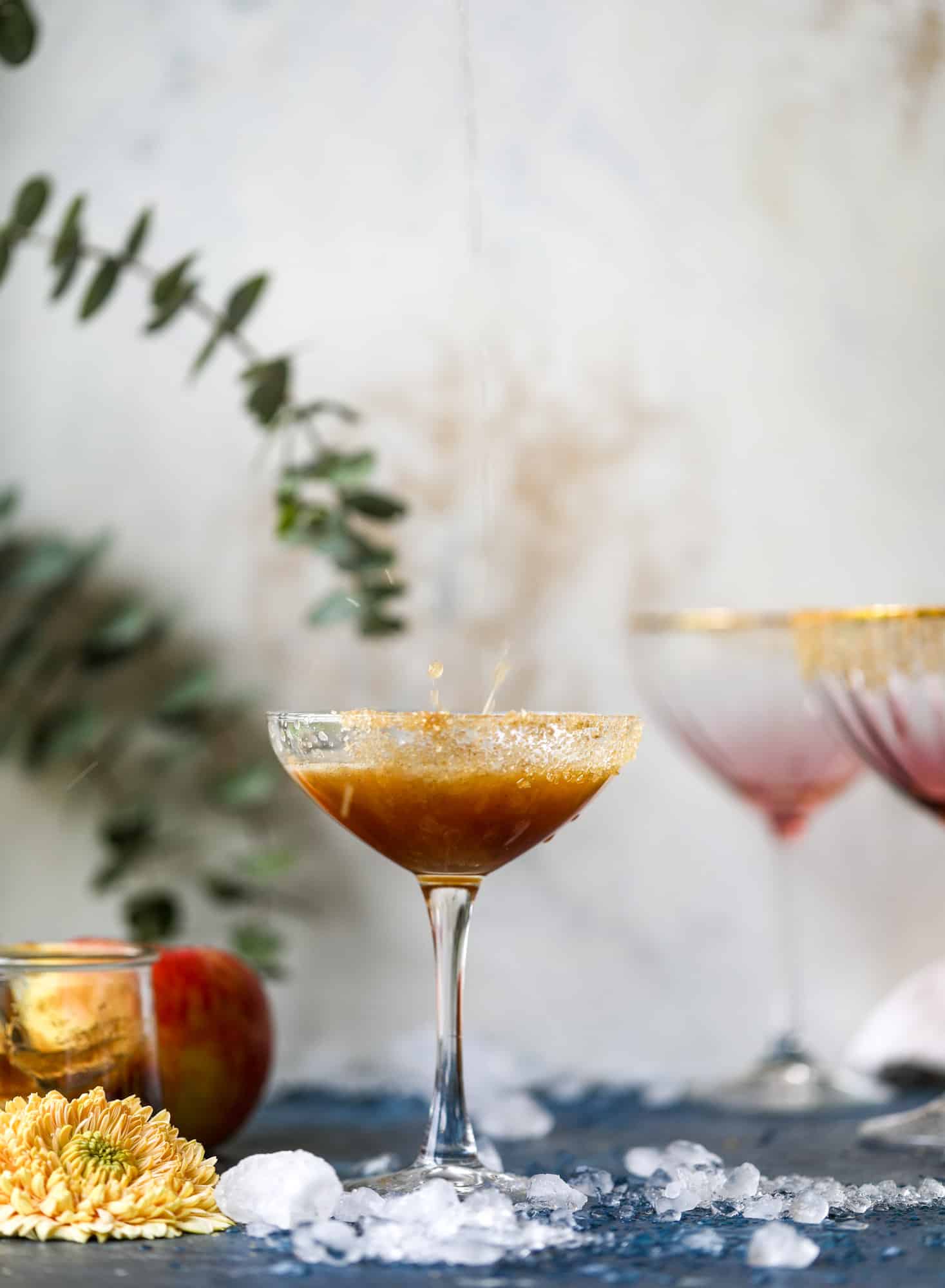 This apple butter cocktail is perfect for the fall season and incredible delicious! It's super simple too: you need apple butter, bourbon and ginger ale or ginger beer. A cinnamon sugar rim and a fig garnish make it super pretty. YUM. I howsweeteats.com #apple #butter #cocktail #bourbon #fizz