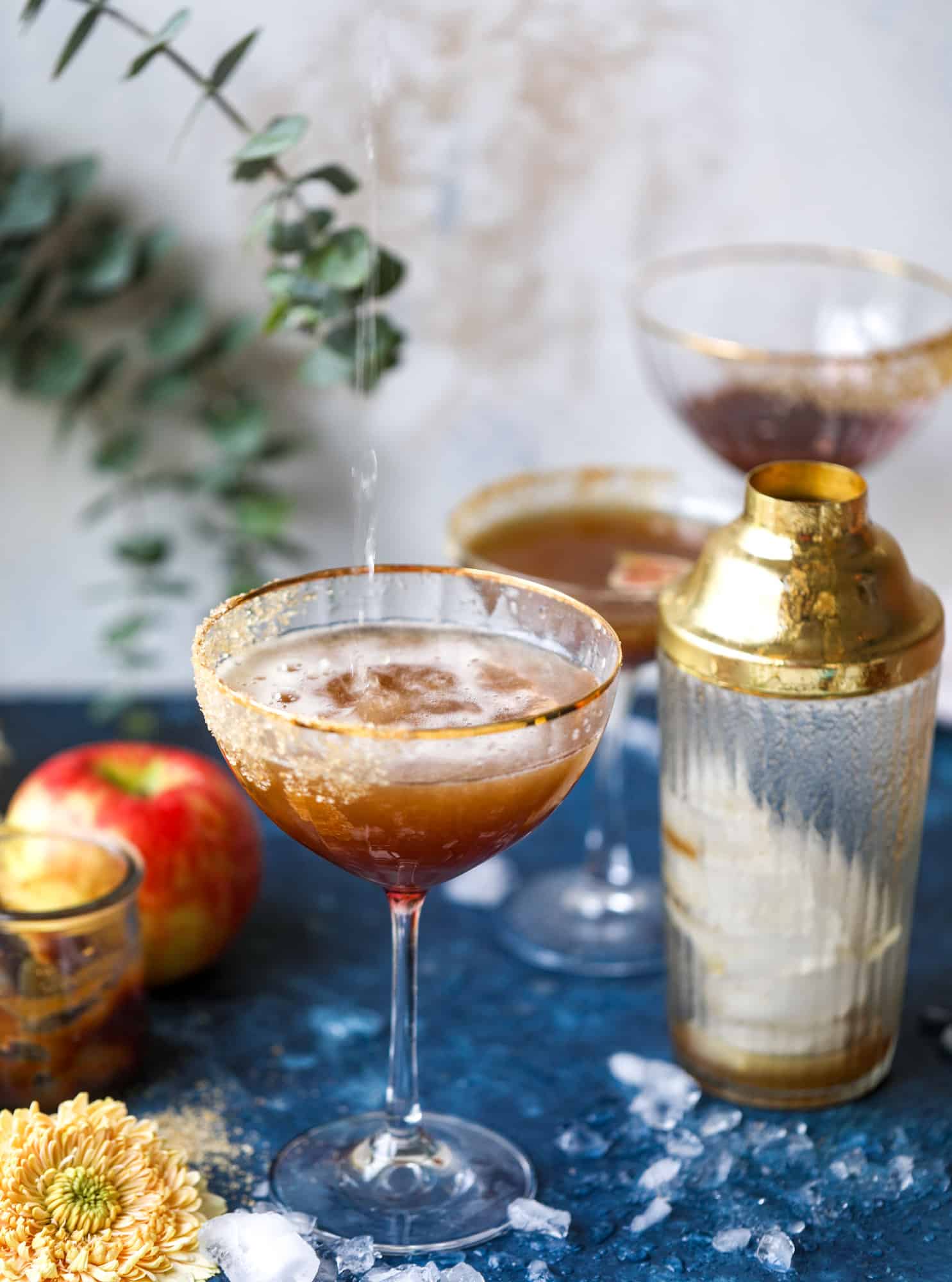 This apple butter cocktail is perfect for the fall season and incredible delicious! It's super simple too: you need apple butter, bourbon and ginger ale or ginger beer. A cinnamon sugar rim and a fig garnish make it super pretty. YUM. I howsweeteats.com #apple #butter #cocktail #bourbon #fizz