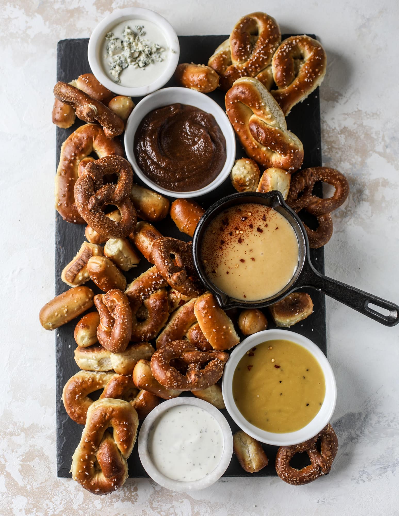 This is the cutest way ever to serve the best pumpkin beer! If you do a pumpkin beer party of a pumpkin beer tasting, this pumpkin cooler is an adorable (and easy!) way to make things festive. Kick it up with a hot pretzel bar and lots of dipping sauce too! I howsweeteats.com #pumpkin #beer #cooler #softpretzel #fall #cheese