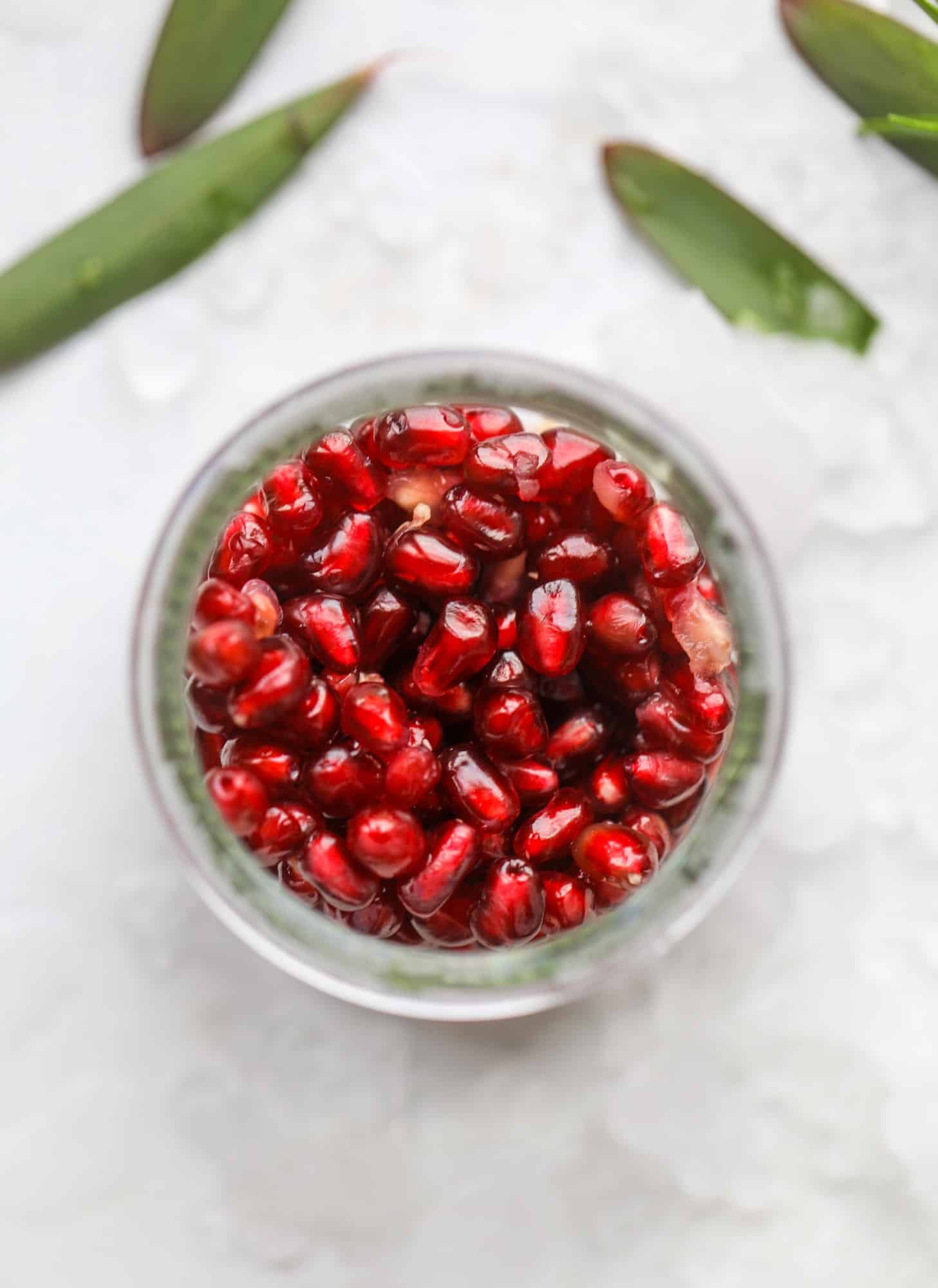 The pomegranate smash cocktail is a great drink for fall, Thanksgiving and the holiday season. Pomegranate juice, vodka and prosecco create a bubbly delicious drink that is garnished with pomegranate arils and rosemary. So festive! I howsweeteats.com #pomegranate #smash