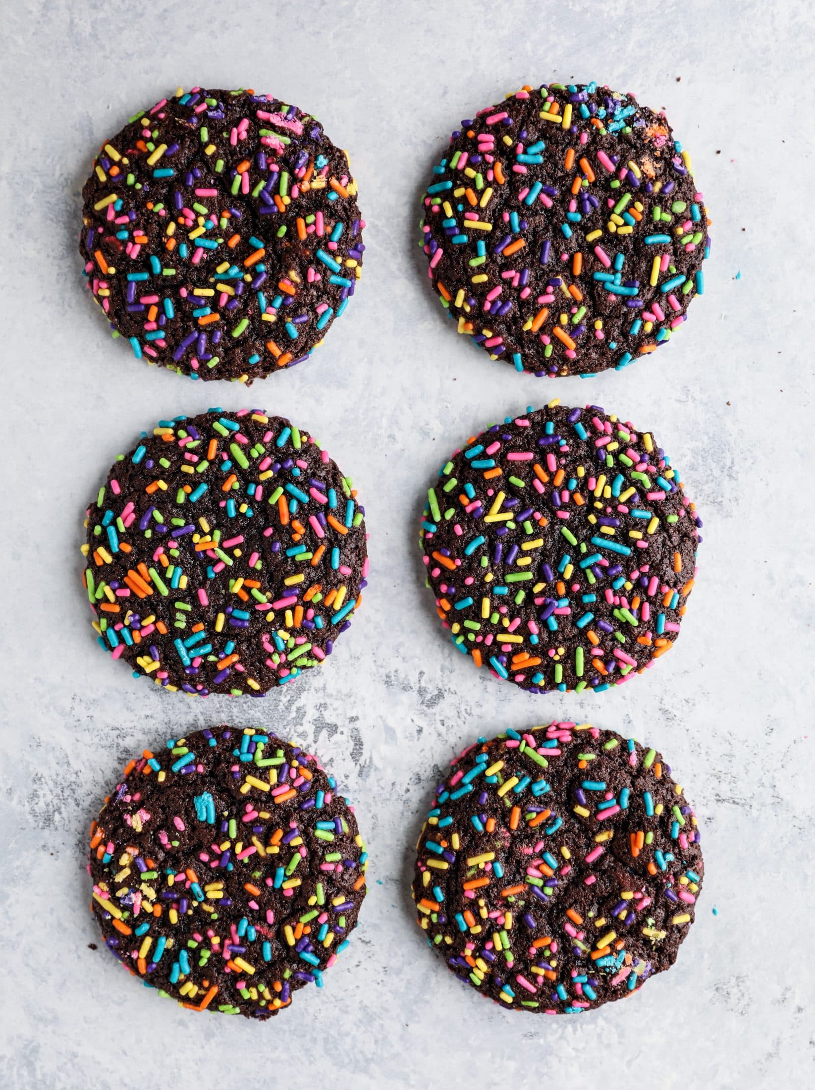 This list is made up of my 2018 best cookies to bake for Christmas and the holiday season! These are tried and true favorites that our friends and family love - ones we put on our cookie trays every single year! I howsweeteats.com #cookies #christmas #box