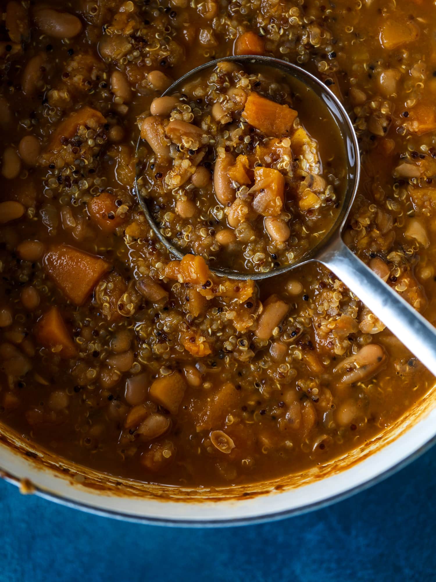 This butternut squash chili is super satisfying and delicious! It's made with pinto beans and quinoa, comes together quickly and is filling and perfect to reheat for lunches. Everything you want in a vegetarian chili! I howsweeteats.com #butternutsquash #chili