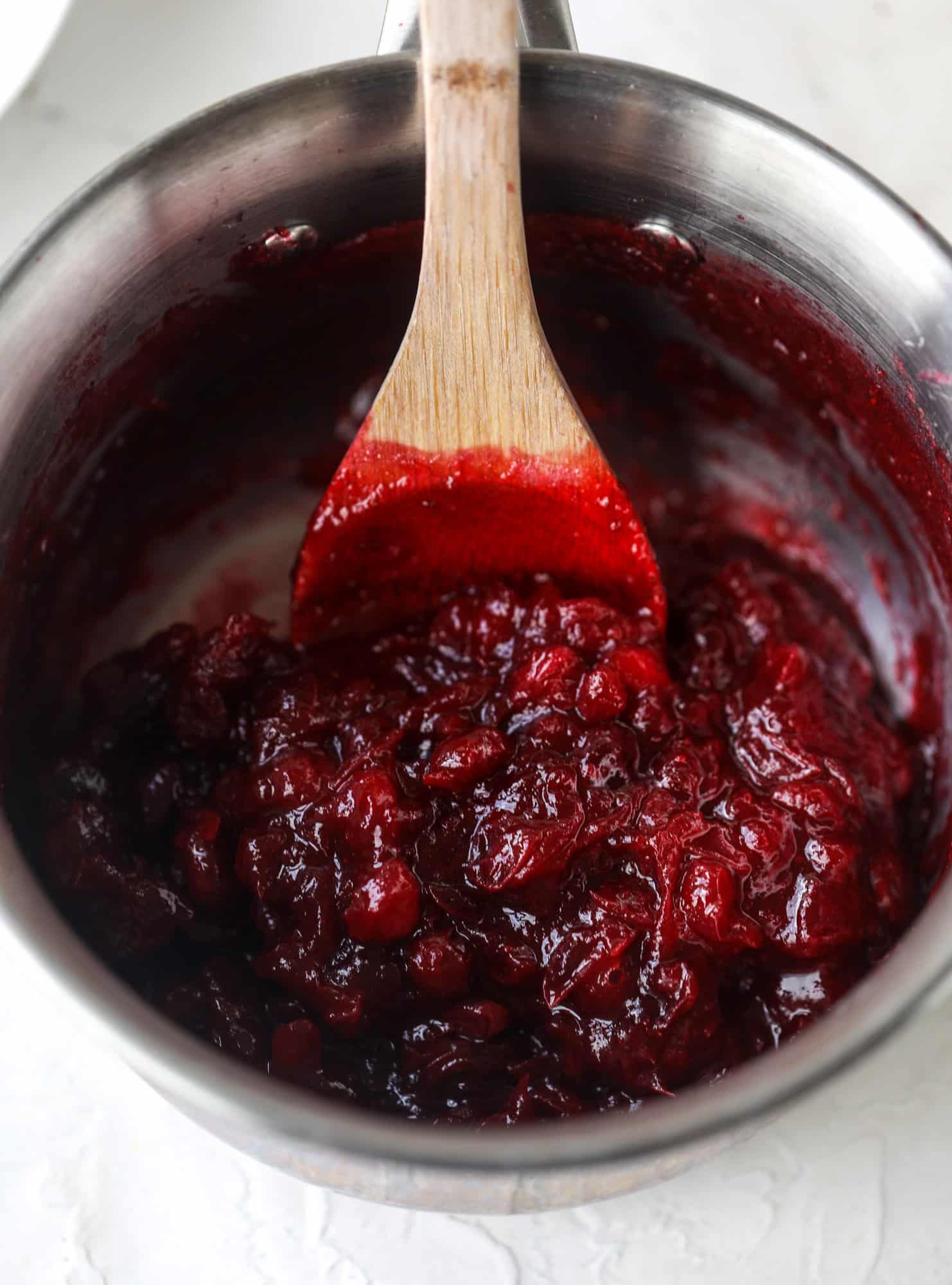 These leftover cranberry overnight oats are the perfect post-Thanksgiving breakfast! Leftover cranberry sauce and dark chocolate come together to flavor chewy, chilled overnight oats. Add on sliced almonds, chia seeds and hemp hearts for more deliciousness! I howsweeteats.com #overnight #oats