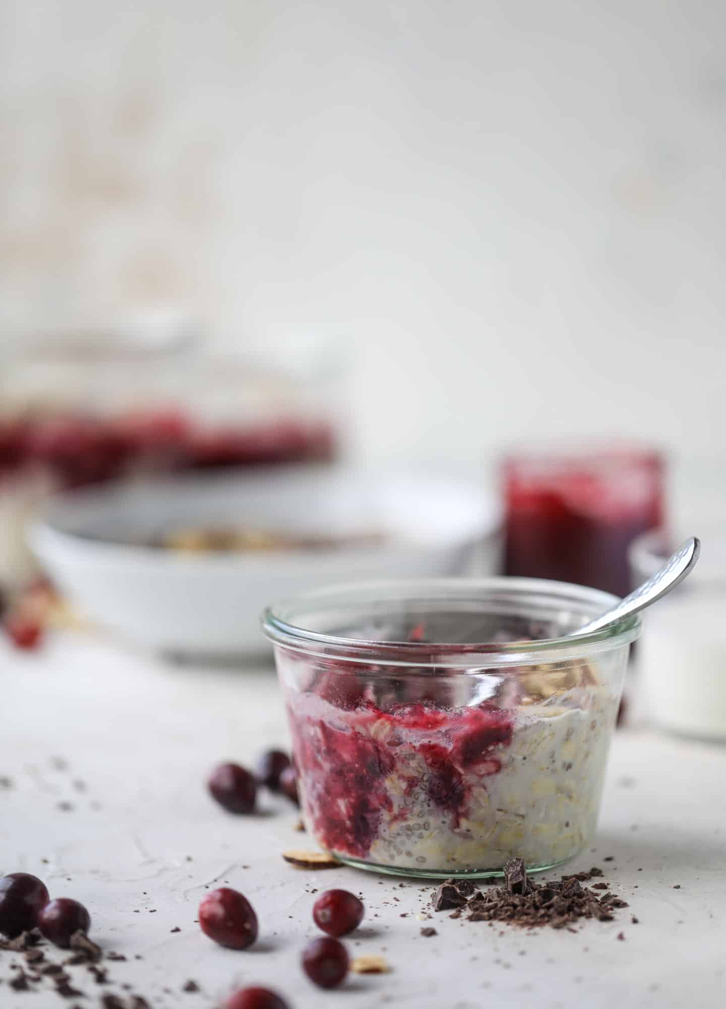 These leftover cranberry overnight oats are the perfect post-Thanksgiving breakfast! Leftover cranberry sauce and dark chocolate come together to flavor chewy, chilled overnight oats. Add on sliced almonds, chia seeds and hemp hearts for more deliciousness! I howsweeteats.com #overnight #oats
