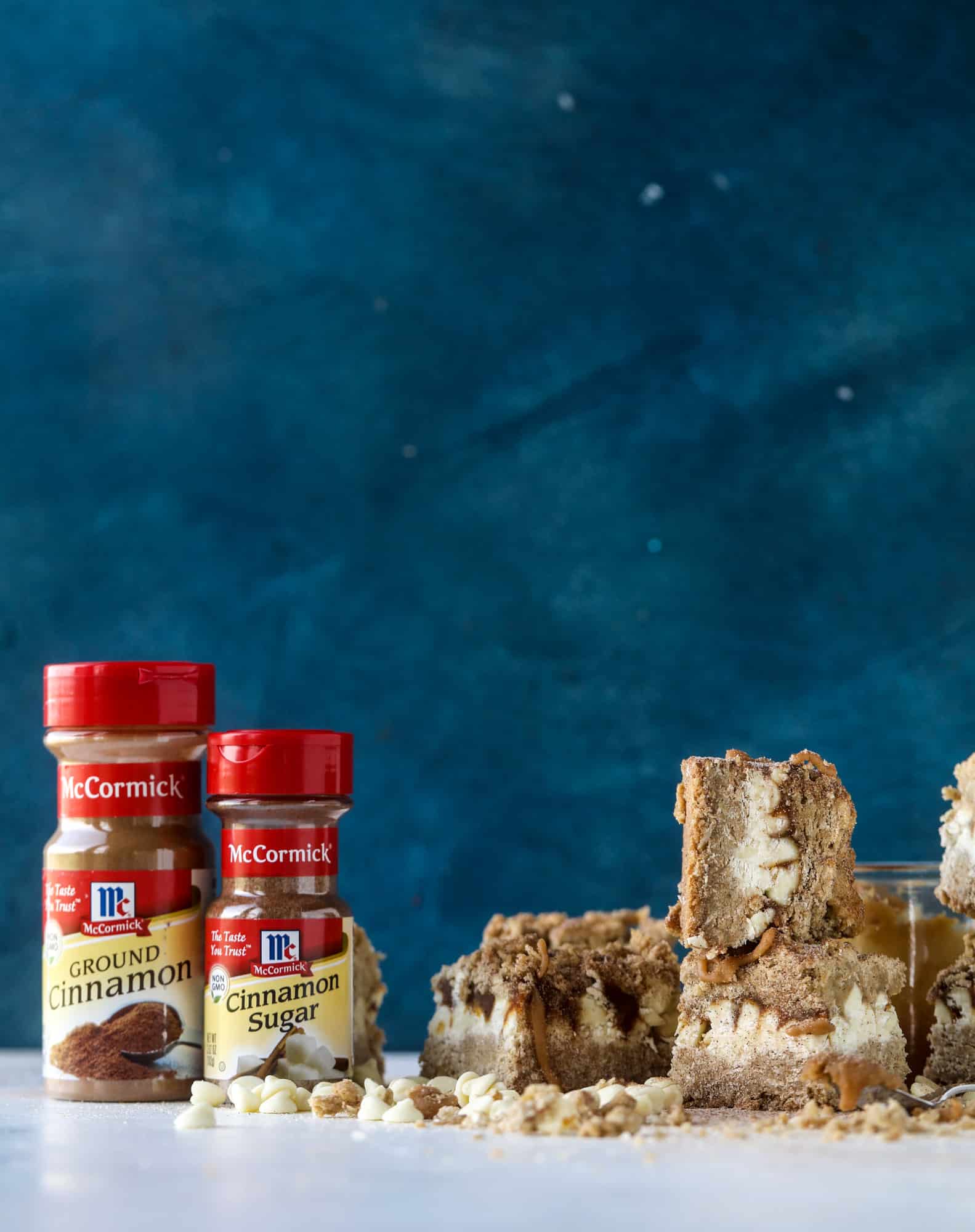 These snickerdoodle caramelitas have a layer of chewy, cinnamon sugared oatmeal bar topped with cream white chocolate and more crumbly, chewy oatmeal bites. They are super delicious and festive! I howsweeteats.com #snickerdoodle #caramelitas