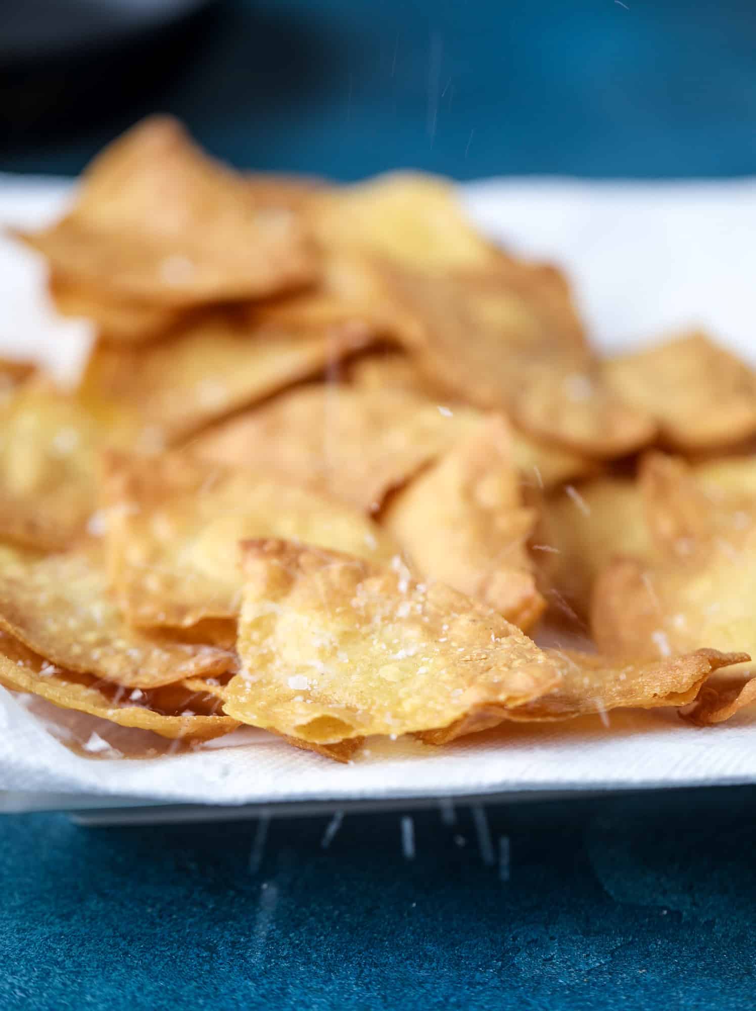 This roasted cauliflower queso has all the deliciousness of regular queso, with roasted cauliflower added in. It's satisfying and tastes like heaven. I howsweeteats.com #cauliflower #queso