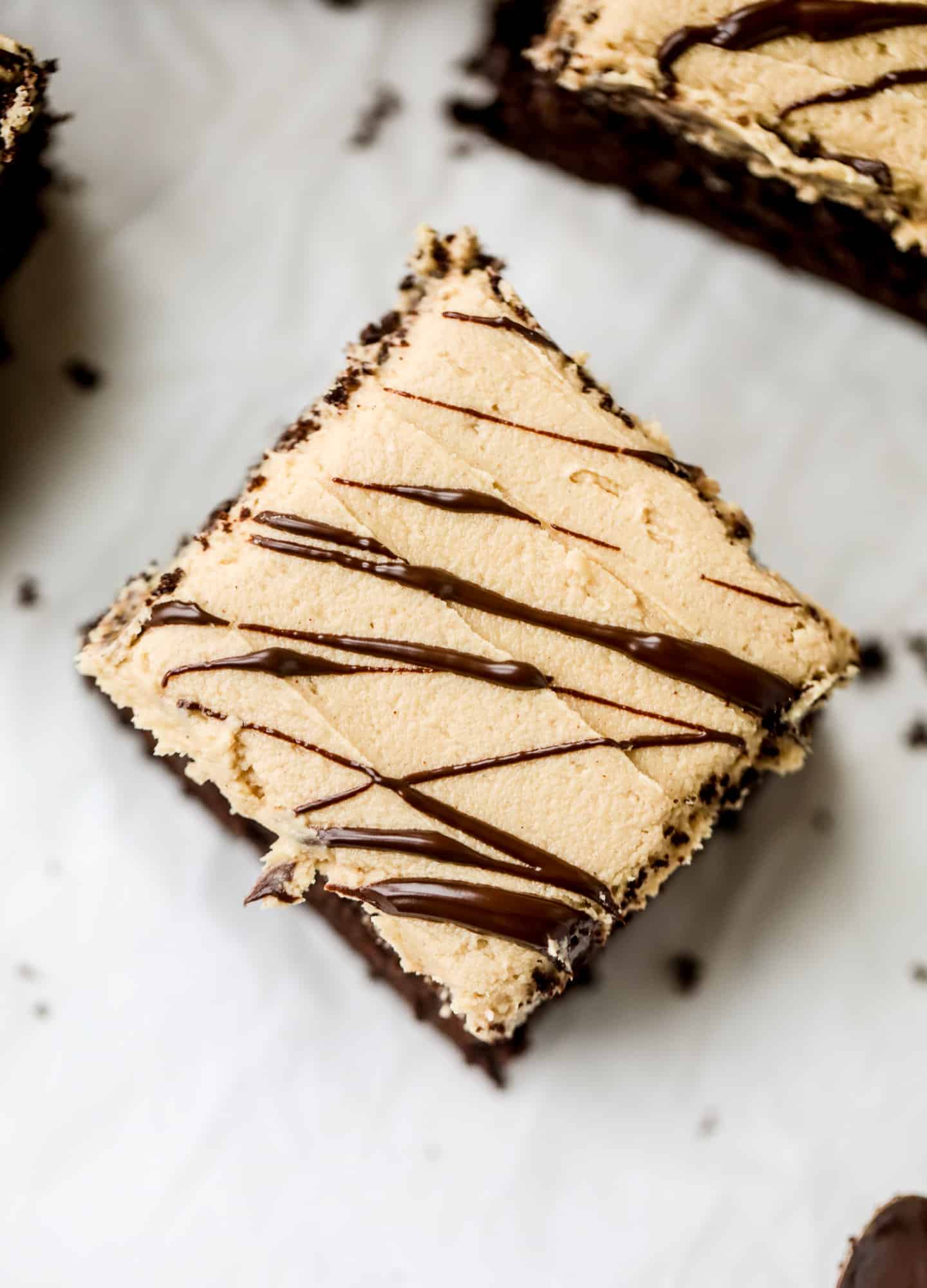 Easy chocolate peanut butter cake is the way to my heart. Moist chocolate cake, fluffy peanut butter frosting. It's the perfect dessert, anytime! I howsweeteats.com #chocolatepeanutbutter #cake