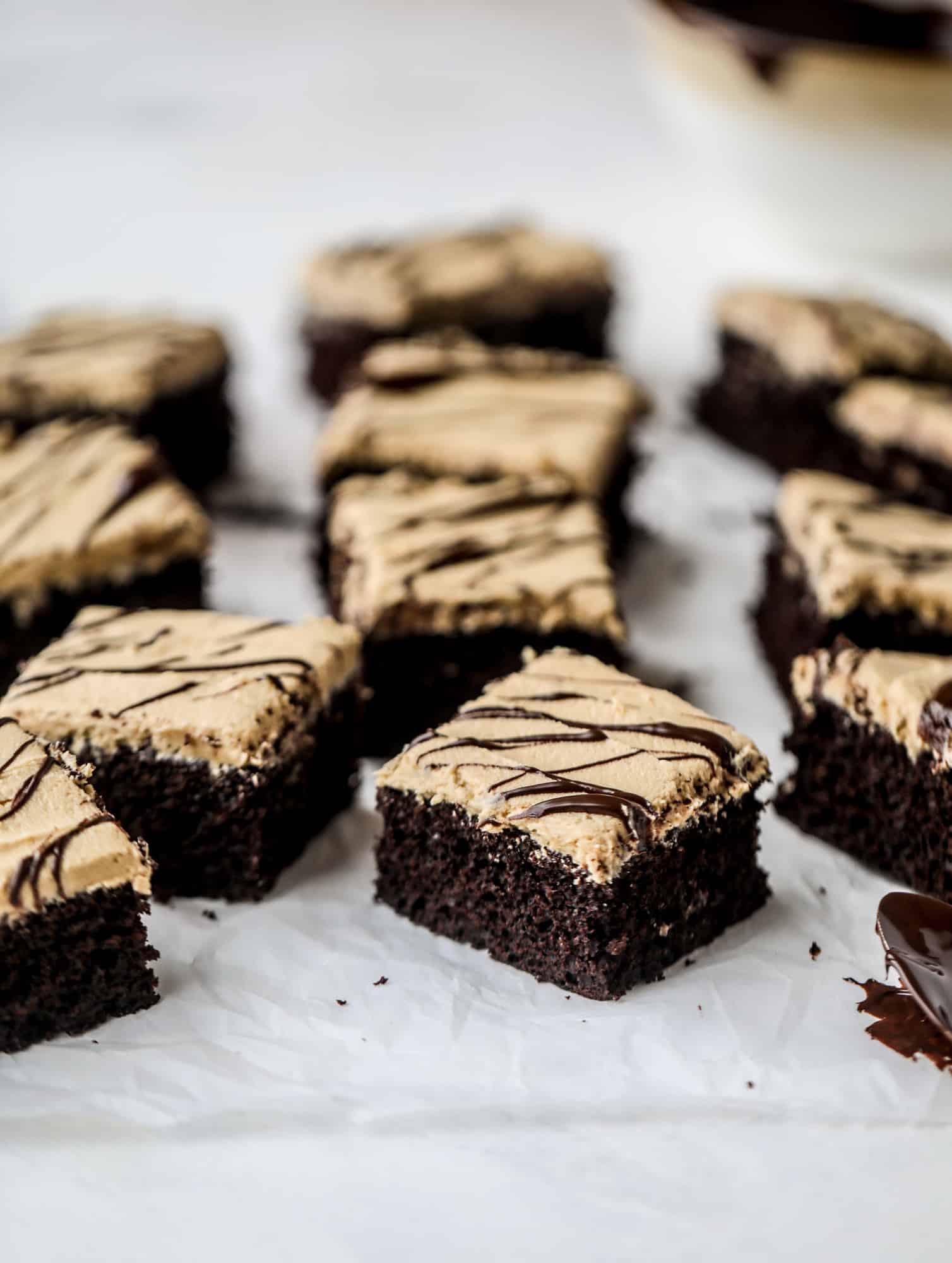 Easy chocolate peanut butter cake is the way to my heart. Moist chocolate cake, fluffy peanut butter frosting. It's the perfect dessert, anytime! I howsweeteats.com #chocolatepeanutbutter #cake