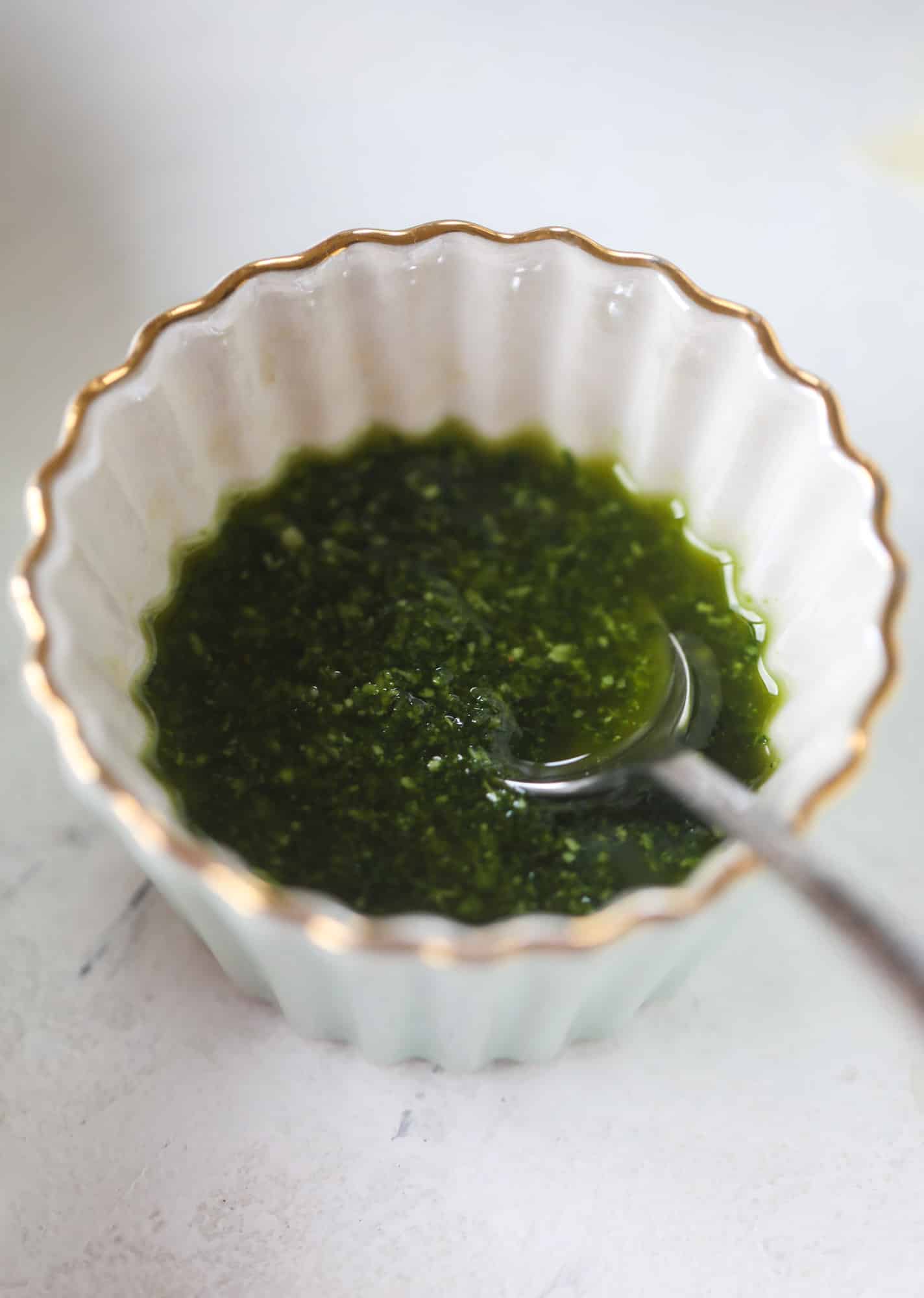 This fire roasted minestrone soup is like a huge in a bowl. Chock full of vegetables, fire roasted tomatoes and butter beans, the bowl is topped off with a delicious kale pesto that adds even more flavor. Satisfying, healthy and perfect for dinner! I howsweeteats.com #minestrone #soup