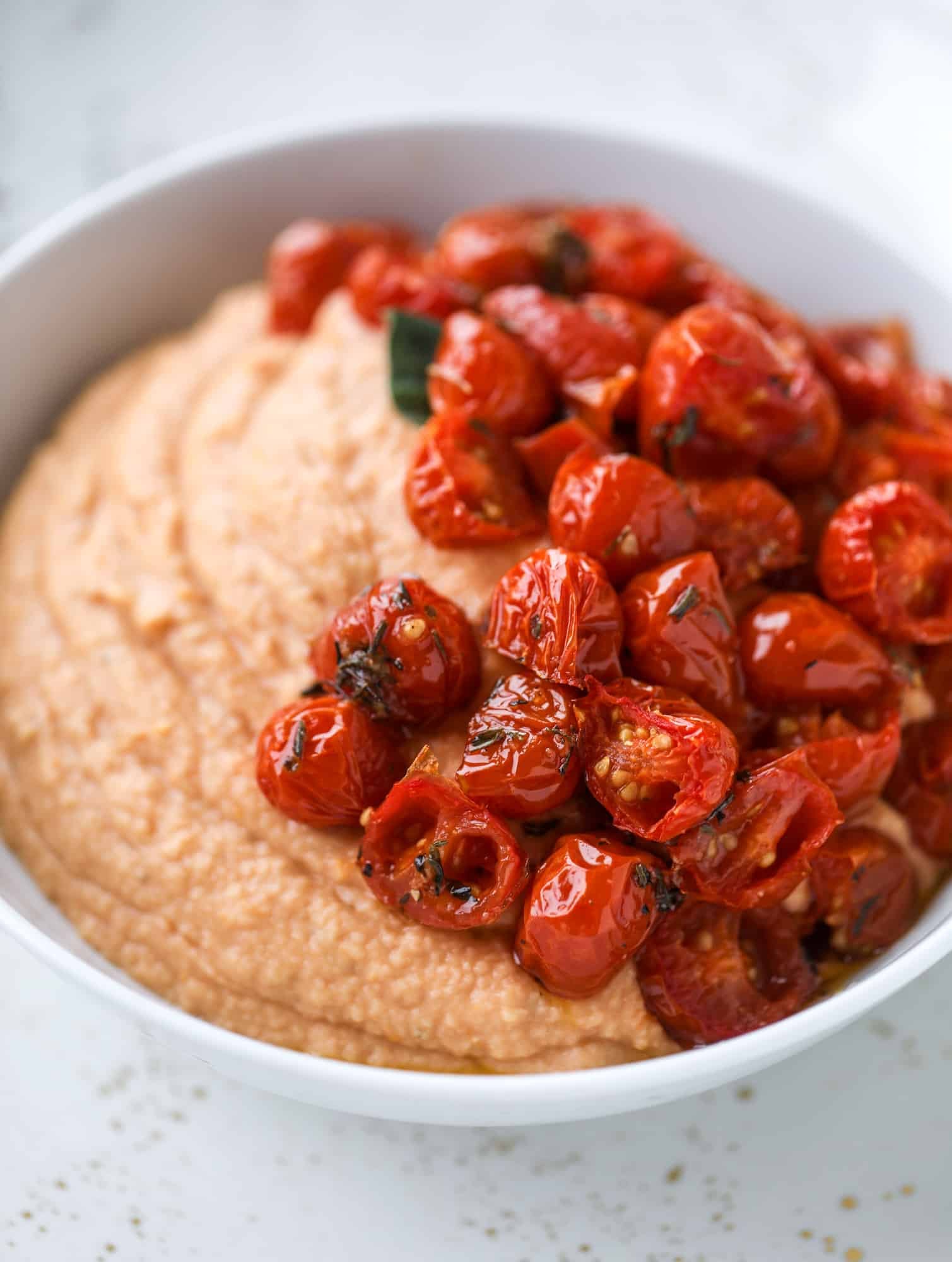 Slow roasted tomato hummus is a creamy and savory spread that is perfect for dipping, sandwiches or wraps, salads and bowls of all kind! I howsweeteats.com #slowroastedtomato #hummus