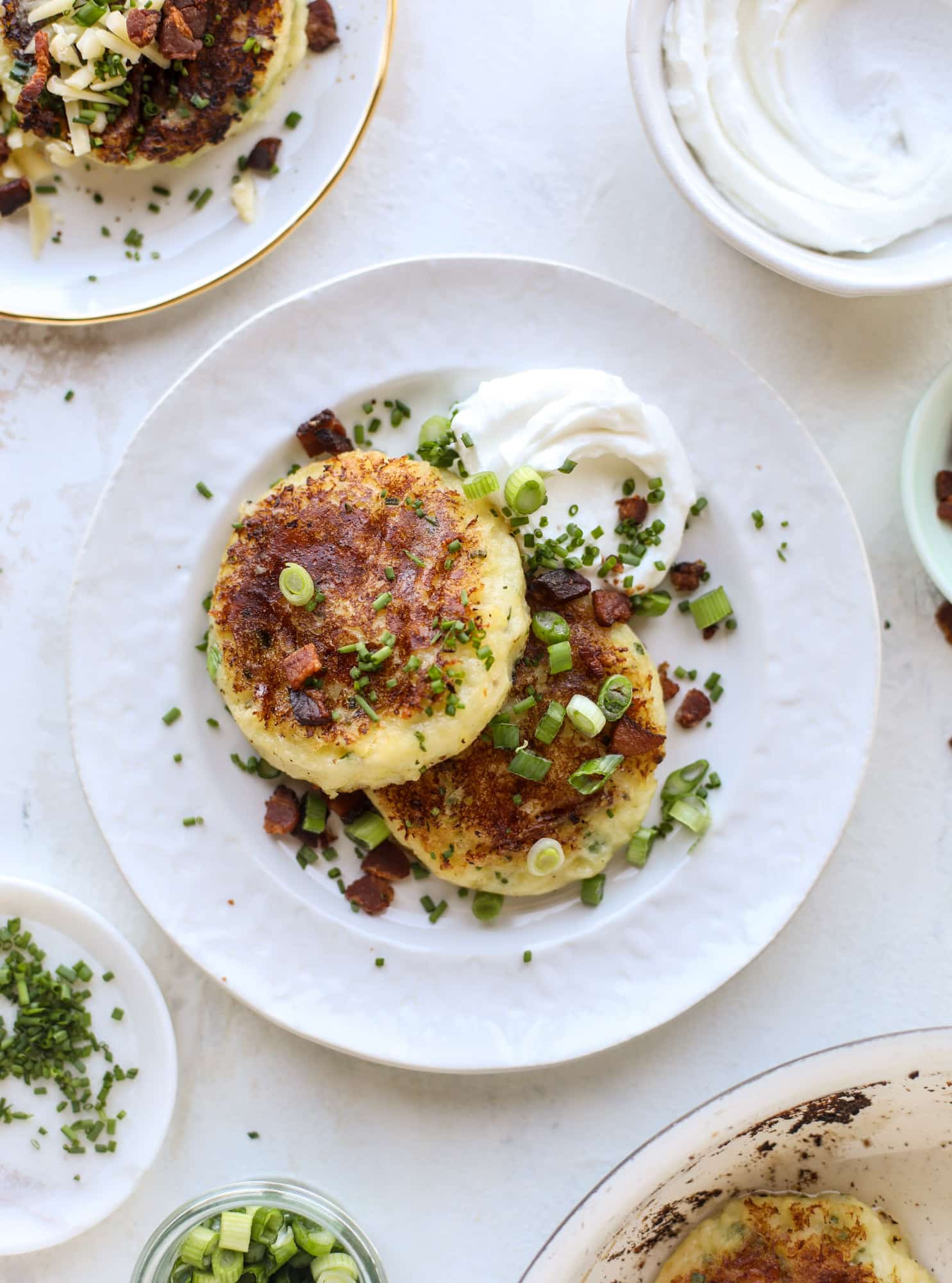 Loaded mashed potato pancakes are the perfect comfort food or side dish to a hearty meat. Crispy mashed potatoes with aged cheddar. Delicious! I howsweeteats.com #mashedpotato #pancakes