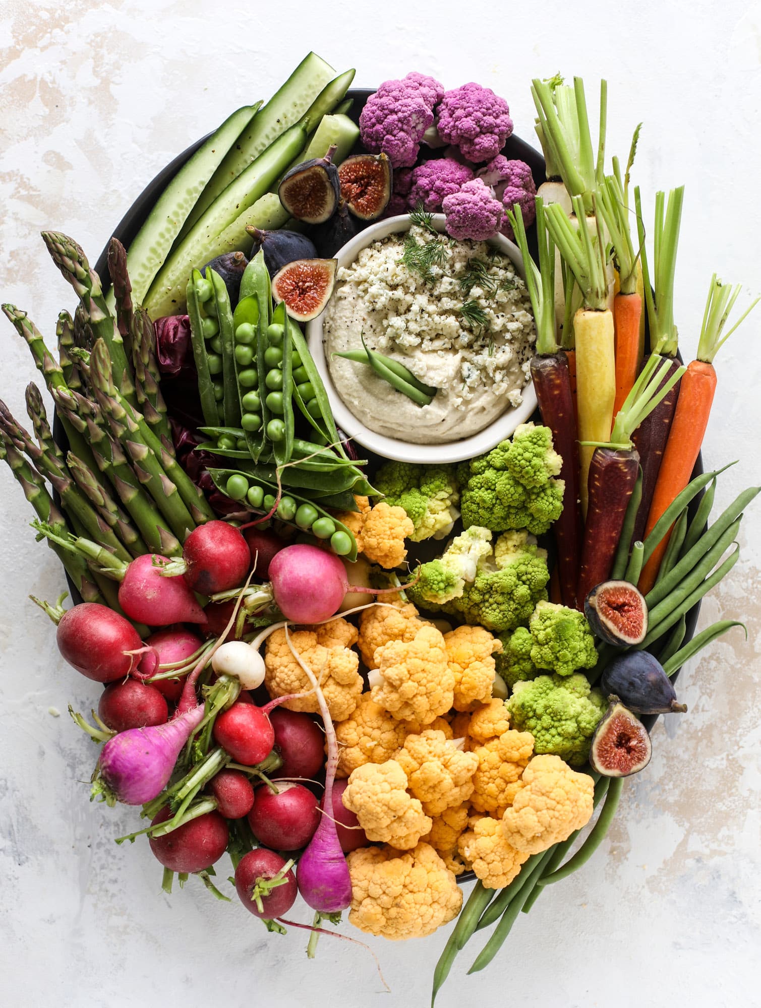 This creamy cashew blue cheese dip is a fantastic snack or appetizer! Grab some veggies, crackers and chips and get your dip on. I howsweeteats.com #bluecheese #dip