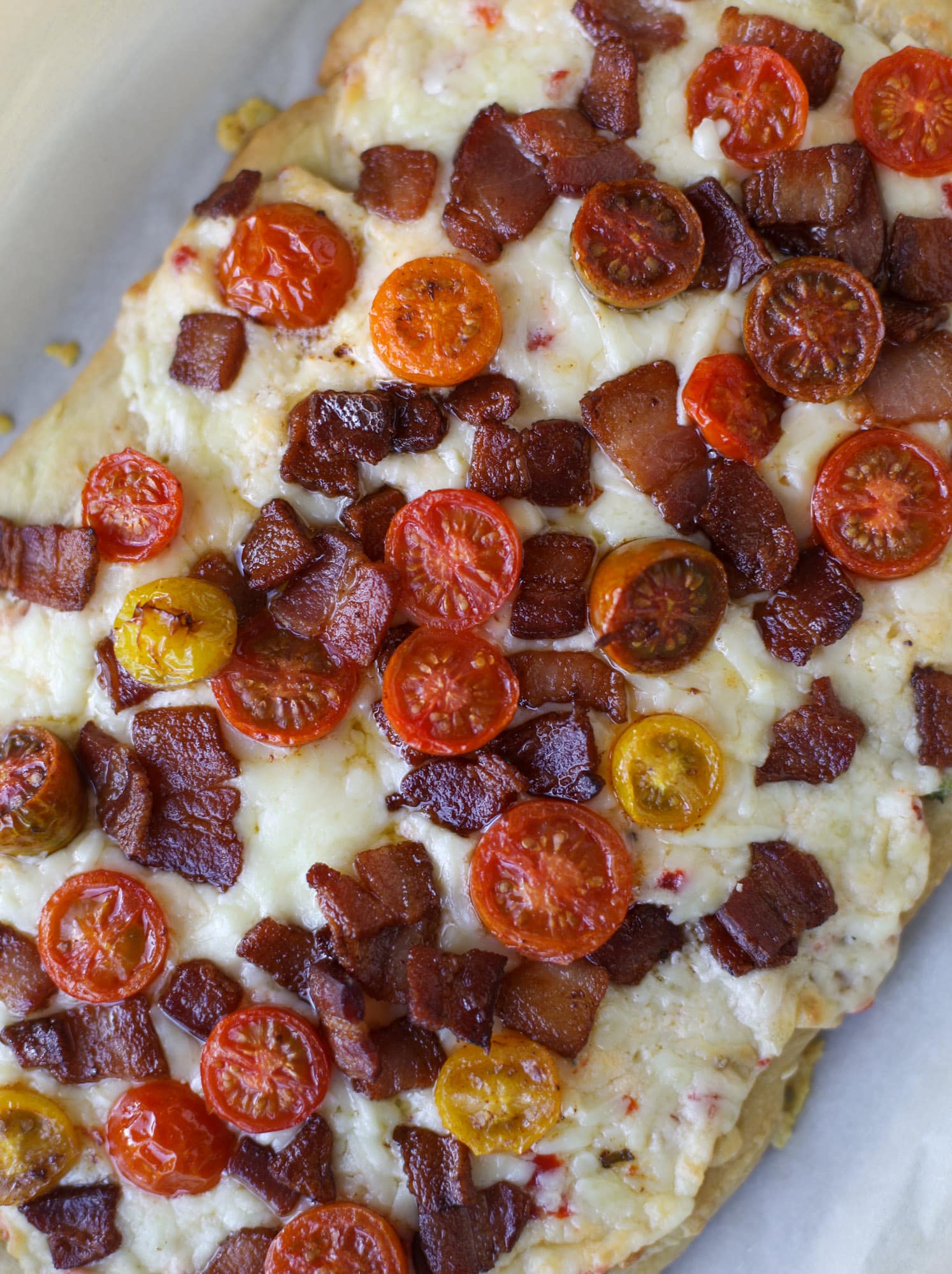 flatbread with bacon and tomatoes
