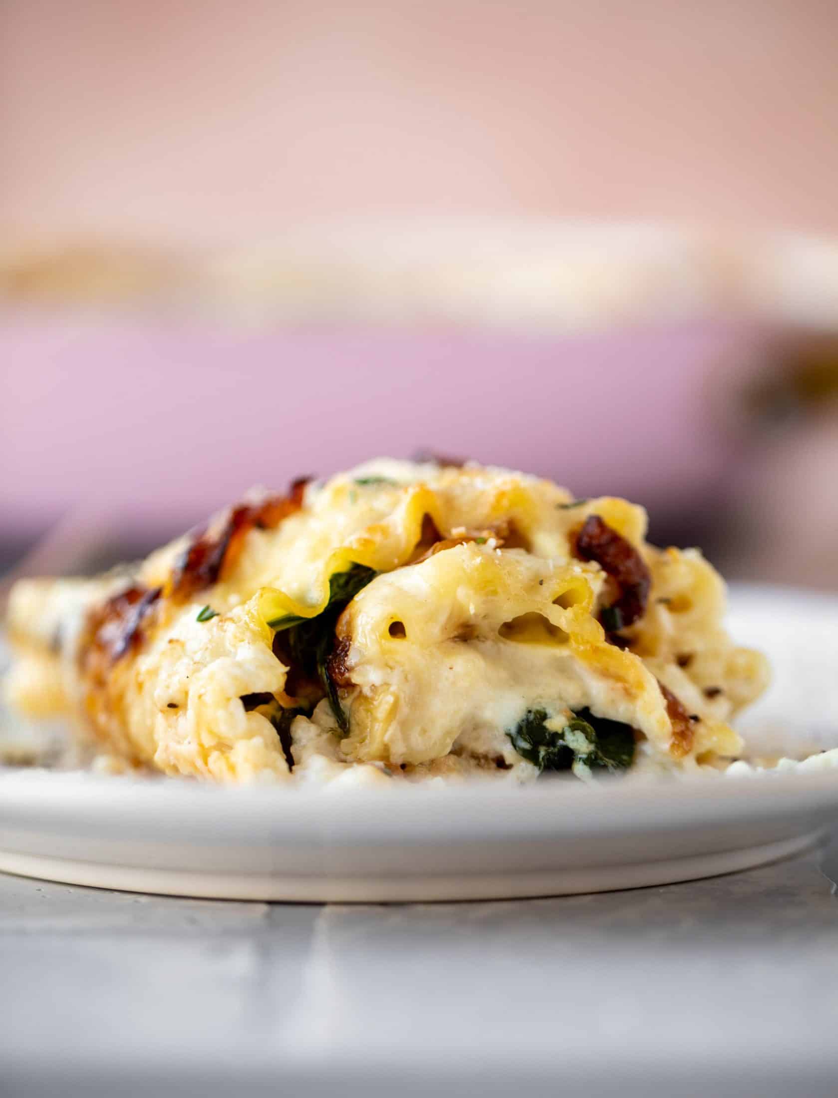 These french onion chicken lasagna roll ups are loaded with flavor! Creamy sauce, chicken, spinach, caramelized onions and gruyere cheese. Love!