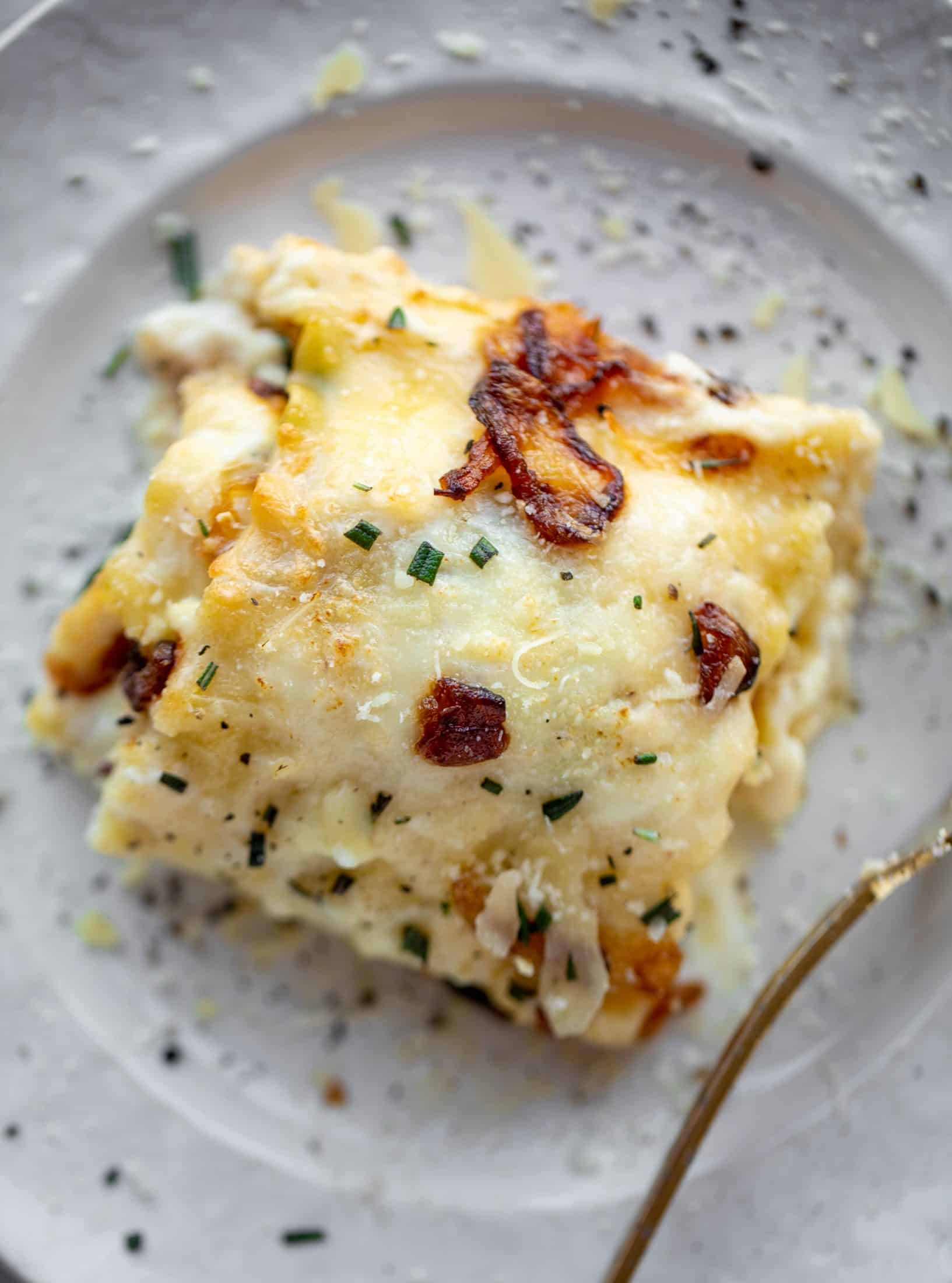 These french onion chicken lasagna roll ups are loaded with flavor! Creamy sauce, chicken, spinach, caramelized onions and gruyere cheese. Love!