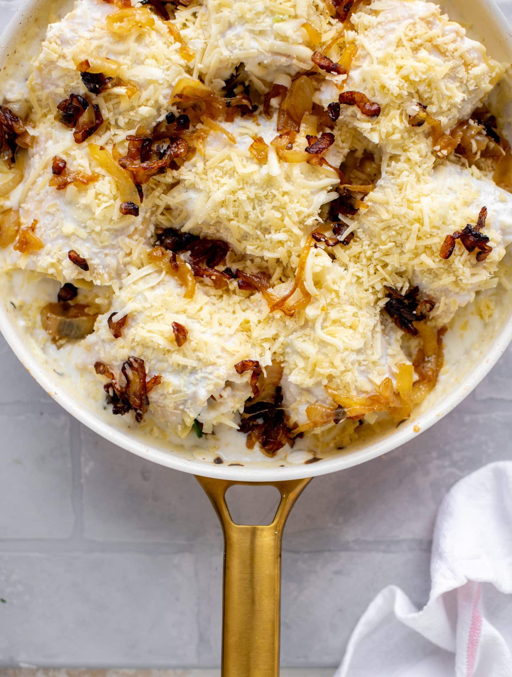 These french onion chicken lasagna roll ups are loaded with flavor! Creamy sauce, chicken, spinach, caramelized onions and gruyere cheese. Love!