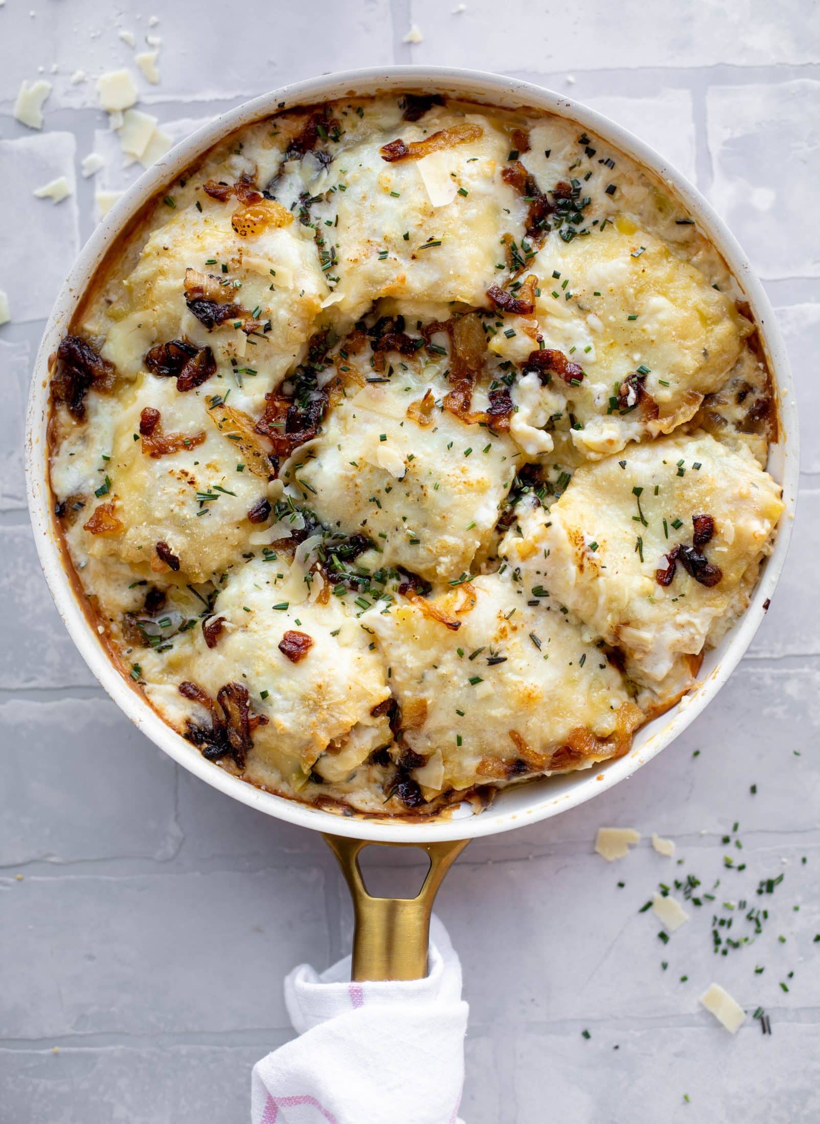 These french onion chicken lasagna roll ups are loaded with flavor! Creamy sauce, chicken, spinach, caramelized onions and gruyere cheese. Love!