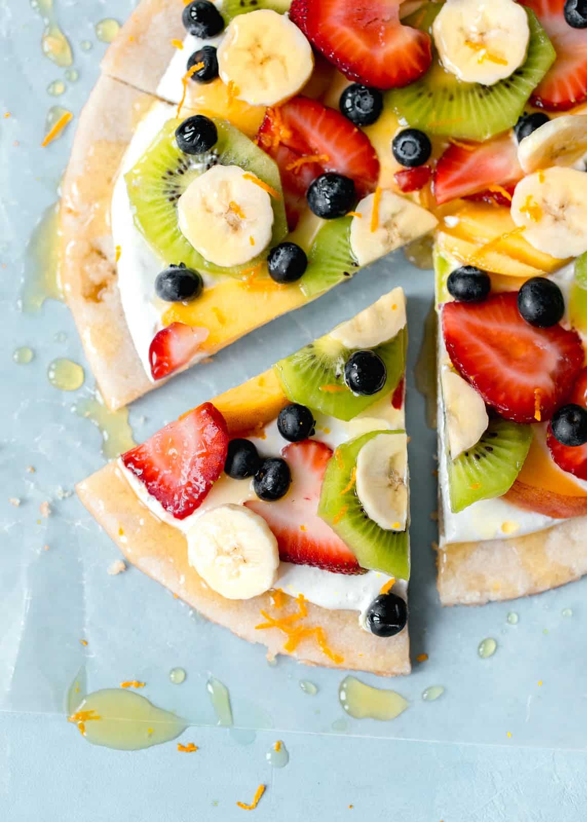 fruit pizza on a sugar cookie crust I howsweeteats.com