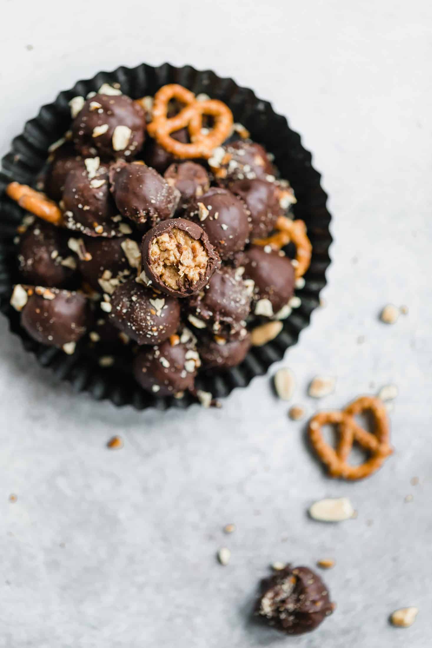 peanut butter pretzel truffles I howsweeteats.com #peanutbutter #chocolate #truffles #pretzel