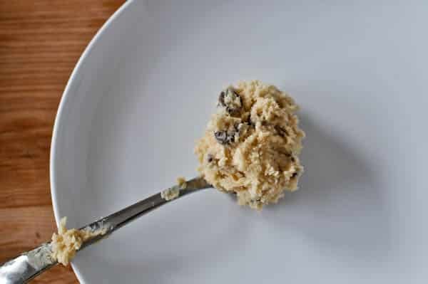 Chocolate Chip Cookie Dough Stuffed Cinnamon Rolls I howsweeteats.com Chocolate Chip Cookie Dough Stuffed Cinnamon Rolls I howsweeteats.com