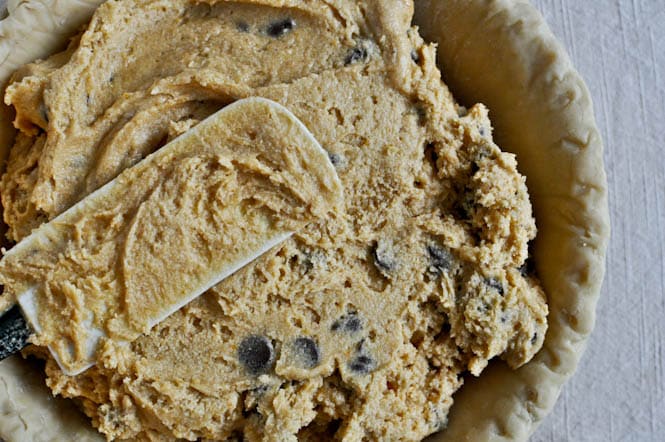 Pumpkin Chocolate Chip Cookie Pie I howsweeteats.com Pumpkin Chocolate Chip Cookie Pie I howsweeteats.com