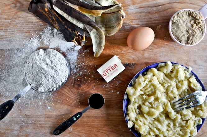 Banana Bread Snack Cake I howsweeteats.com Banana Bread Snack Cake I howsweeteats.com