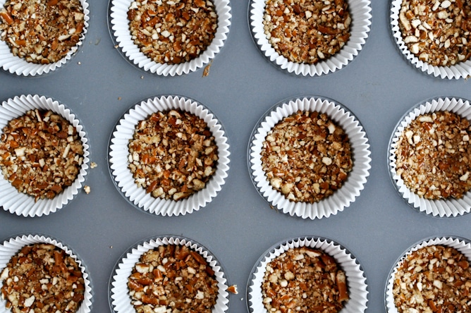 Banana Boat Cupcakes I howsweeteats.com Banana Boat Cupcakes I howsweeteats.com