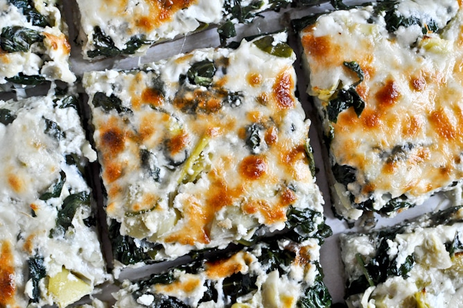 Cheesy Spinach and Artichoke Pizza I howsweeteats.com Cheesy Spinach and Artichoke Pizza I howsweeteats.com