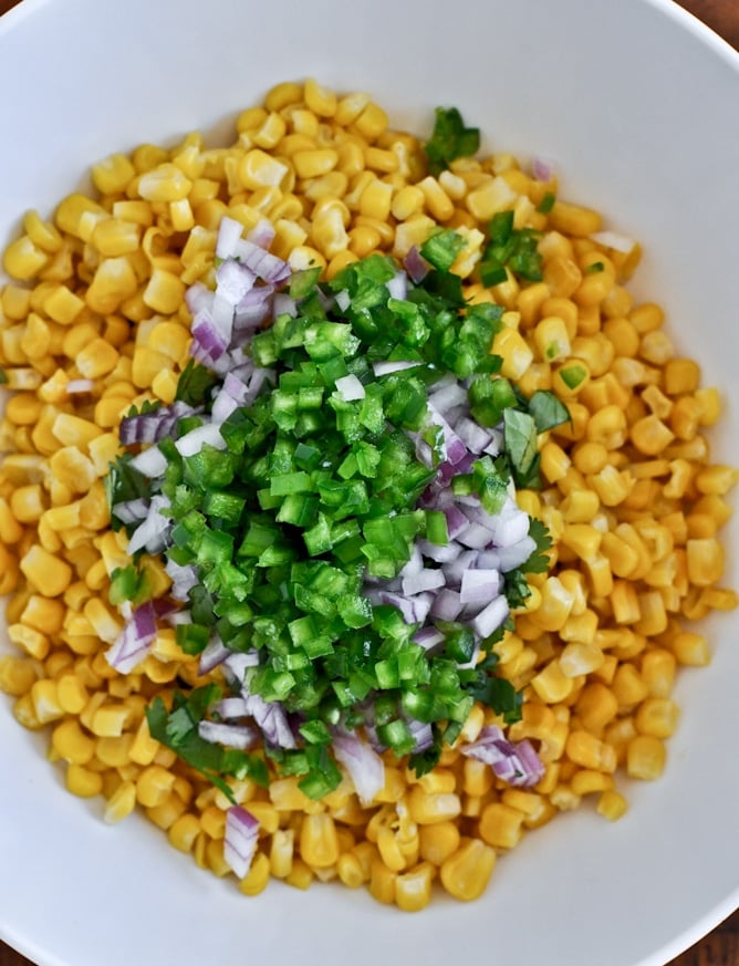 Just Like Chipotle's Corn Salsa I howsweeteats.com Just Like Chipotle's Corn Salsa I howsweeteats.com