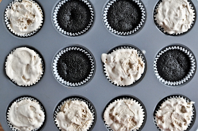 Peanut Butter Fudge Coffee Ice Cream Cupcakes I howsweeteats.com Peanut Butter Fudge Coffee Ice Cream Cupcakes I howsweeteats.com