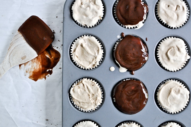 Peanut Butter Fudge Coffee Ice Cream Cupcakes I howsweeteats.com Peanut Butter Fudge Coffee Ice Cream Cupcakes I howsweeteats.com