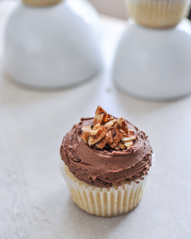 Sugared Toasted Almond Cupcakes with Chocolate Frosting I howsweeteats.com Sugared Toasted Almond Cupcakes with Chocolate Frosting I howsweeteats.com