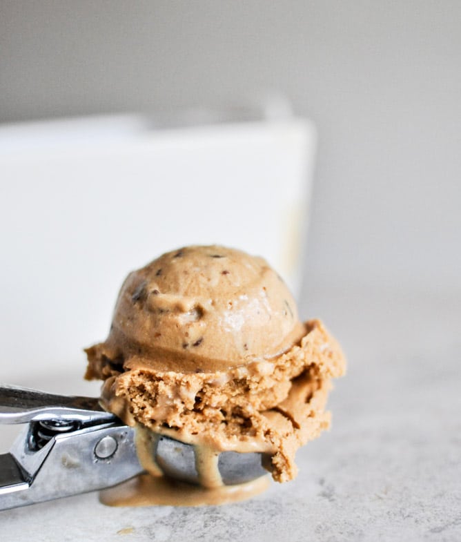 Burnt Caramel Bourbon Ice Cream with Milk Chocolate Toffee I howsweeteats.com Burnt Caramel Bourbon Ice Cream with Milk Chocolate Toffee I howsweeteats.com