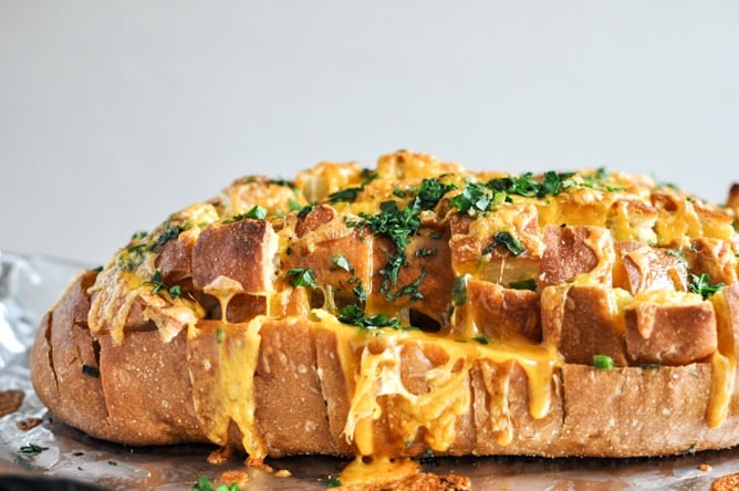 Cheddar Tailgating Bread I howsweeteats.com Cheddar Tailgating Bread I howsweeteats.com