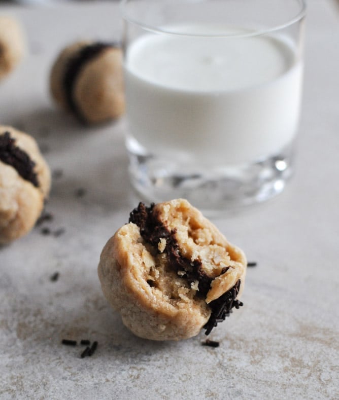 Fat Little Peanut Butter Oatmeal Cookie Sandwiches with Chocolate Ganache I howsweetetas.com