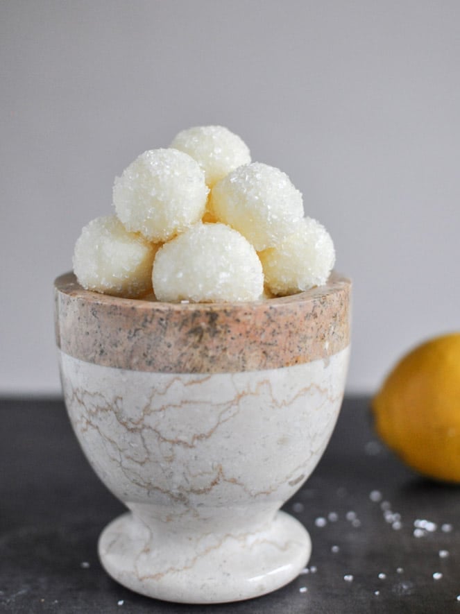 Sparkly White Chocolate Lemon Truffles I howsweeteats.com